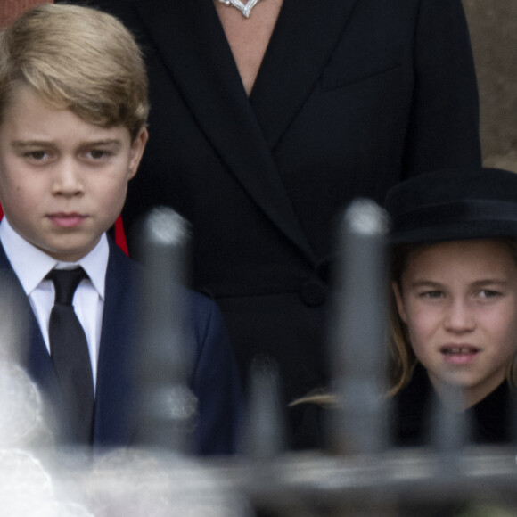 Le prince George de Galles, La princesse Charlotte de Galles - Procession du cercueil de la reine Elizabeth II d'Angleterre de Wesminster Hall où il était exposé au public, jusqu'à l'Abbaye de Westminster. Le cercueil est installé sur l'affût du canon, puis tiré par 142 marins de la Royal Navy à l'aide de cordages, dans la plus pure tradition de la monarchie britannique. Cette tradition remonte aux funérailles d'Etat de la reine Victoria en février 1901. Londres, le 19 septembre 2022. 