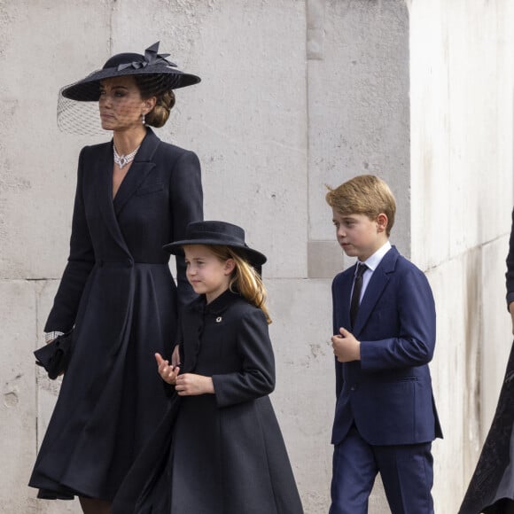 Kate Catherine Middleton, princesse de Galles (robe Alexander McQueen), la princesse Charlotte et le prince George de Galles - Procession du cercueil de la reine Elizabeth II d'Angleterre de l'Abbaye de Westminster à Wellington Arch à Hyde Park Corner. Le 19 septembre 2022 