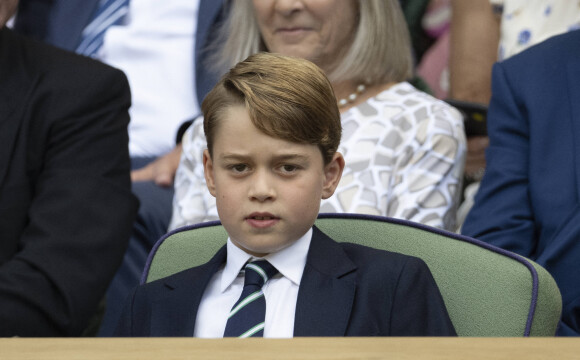 Le prince George de Cambridge - Catherine (Kate) Middleton remet le trophée à Novak Djokovic, vainqueur du tournoi de Wimbledon le 10 juillet 2022. 