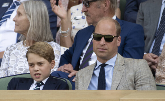 Le prince George de Cambridge, le prince William, duc de Cambridge - Catherine (Kate) Middleton remet le trophée à Novak Djokovic, vainqueur du tournoi de Wimbledon le 10 juillet 2022. 