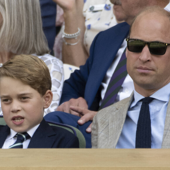 Le prince George de Cambridge, le prince William, duc de Cambridge - Catherine (Kate) Middleton remet le trophée à Novak Djokovic, vainqueur du tournoi de Wimbledon le 10 juillet 2022. 