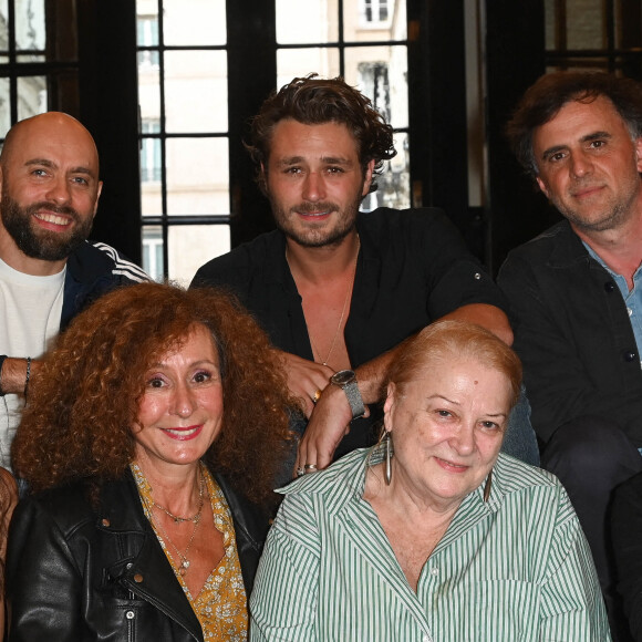 Exclusif - Mila Michael , Hélène Zidi, Josiane Balasko, Manon Gauthier, Jordan Topenas, Paul Valy et Benjamin Carette - Adaptation théâtrale du film "Gazon maudit" de Josiane Balasko, au théâtre Les Enfants du paradis. Paris. © Coadic Guirec/Bestimage