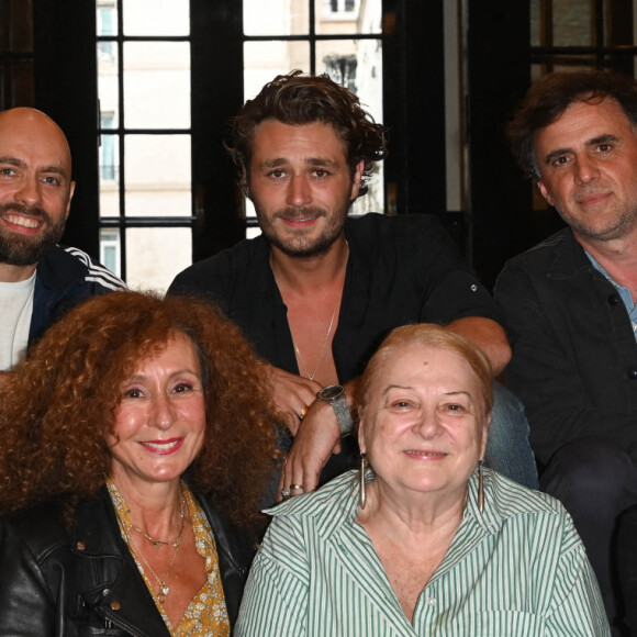 Exclusif - Mila Michael , Hélène Zidi, Josiane Balasko, Manon Gauthier, Jordan Topenas, Paul Valy et Benjamin Carette - Adaptation théâtrale du film "Gazon maudit" de Josiane Balasko, au théâtre Les Enfants du paradis. Paris, le 14 septembre 2022. © Coadic Guirec/Bestimage