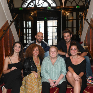 Exclusif - Mila Michael, Hélène Zidi, Josiane Balasko, Manon Gauthier, Jordan Topenas et Paul Valy - Adaptation théâtrale du film "Gazon maudit" de Josiane Balasko, au théâtre Les Enfants du paradis. Paris, le 14 septembre 2022. © Coadic Guirec/Bestimage