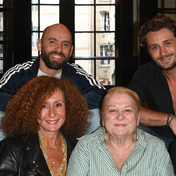 Exclusif - Mila Michael, Hélène Zidi, Josiane Balasko, Manon Gauthier, Jordan Topenas et Paul Valy - Adaptation théâtrale du film "Gazon maudit" de Josiane Balasko, au théâtre Les Enfants du paradis. Paris, le 14 septembre 2022. © Coadic Guirec/Bestimage