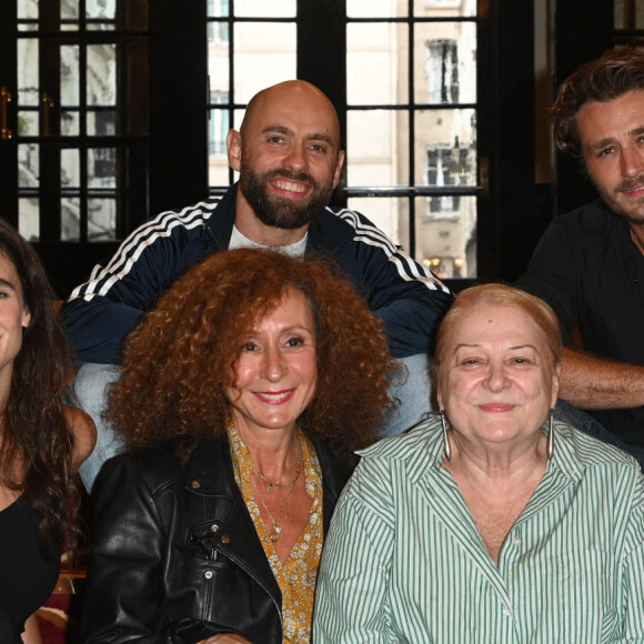 Exclusif - Mila Michael, Hélène Zidi, Josiane Balasko, Manon Gauthier, Jordan Topenas et Paul Valy - Adaptation théâtrale du film "Gazon maudit" de Josiane Balasko, au théâtre Les Enfants du paradis. Paris, le 14 septembre 2022. © Coadic Guirec/Bestimage