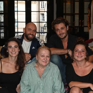 Exclusif - Mila Michael, Josiane Balasko, Manon Gauthier, Jordan Topenas et Paul Valy - Adaptation théâtrale du film "Gazon maudit" de Josiane Balasko, au théâtre Les Enfants du paradis. Paris, le 14 septembre 2022. © Coadic Guirec/Bestimage