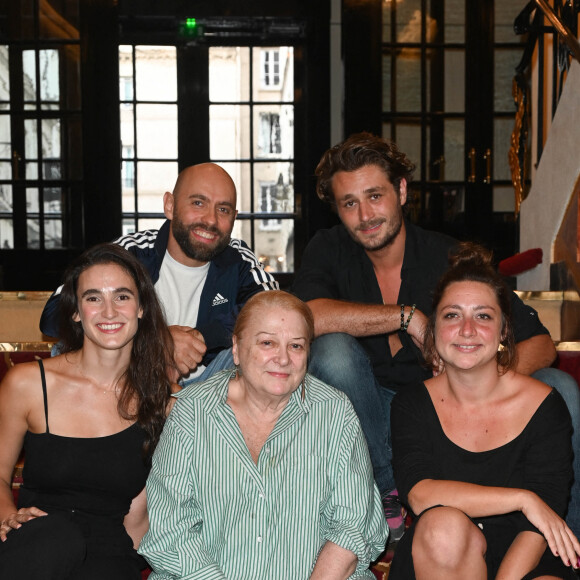 Exclusif - Mila Michael, Josiane Balasko, Manon Gauthier, Jordan Topenas et Paul Valy - Adaptation théâtrale du film "Gazon maudit" de Josiane Balasko, au théâtre Les Enfants du paradis. Paris, le 14 septembre 2022. © Coadic Guirec/Bestimage