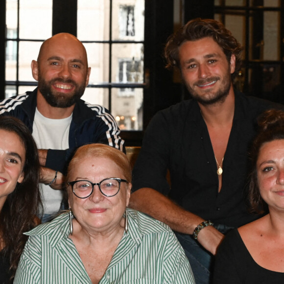 Exclusif - Mila Michael, Josiane Balasko, Manon Gauthier, Jordan Topenas et Paul Valy - Adaptation théâtrale du film "Gazon maudit" de Josiane Balasko, au théâtre Les Enfants du paradis. Paris, le 14 septembre 2022. © Coadic Guirec/Bestimage