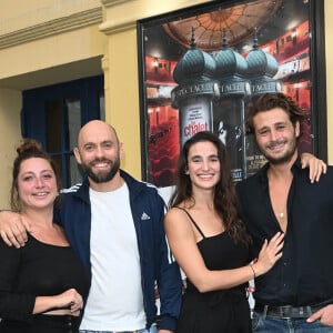 Exclusif - Manon Gauthier, Mila Michael , Jordan Topenas et Paul Valy - Adaptation théâtrale du film "Gazon maudit" de Josiane Balasko au théâtre "Les Enfants du paradis" à Paris le 14 septembre 2022. J. Balasko est venue encourager les comédiens de "Gazon maudit" 1er adaptation théâtrale du film culte de ces dernière décennies et mise en scène de H. Zidi (fille du réalisateur C. Zidi) qui se jouera à partir du 29 septembre au théâtre Les Enfants du paradis. Pour rappel : En 1996, le film "Gazon Maudit" avait été choisi pour représenter la France à l’Oscar du meilleur film étranger sous le nom de "French Twist". © Coadic Guirec/Bestimage  (No Web - pour suisse et Belgique) 