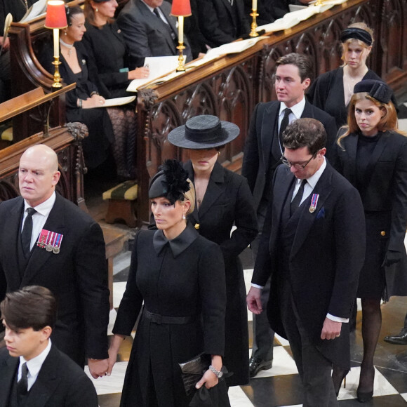 Arthur Chatto, Daniel Chatto, Mike et Zara Tindall, la princesse Beatrice d'York et Jack Brooksbank - Service funéraire à l'Abbaye de Westminster pour les funérailles d'Etat de la reine Elizabeth II d'Angleterre. Le sermon est délivré par l'archevêque de Canterbury Justin Welby (chef spirituel de l'Eglise anglicane) au côté du doyen de Westminster David Hoyle. © Dominic Lipinski / PA via Bestimage 