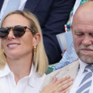 Zara Phillips et Mike Tindall assistent au tournoi de tennis de Wimbledon (27 juin - 11 juillet 2022) à Londres, le 28 juin 2022. Dans les tribunes, Zara Phillips se montrait très tendre envers son mari. 