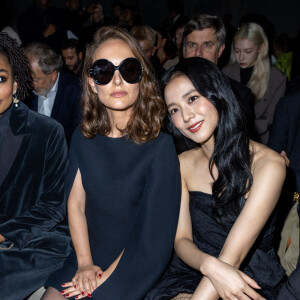 Natalie Portman et Jisoo - Font Row du défilé Dior Collection Femme Prêt-à-porter Printemps/Eté 2023 lors de la Fashion Week de Paris, France. © Olivier Borde/Bestimage