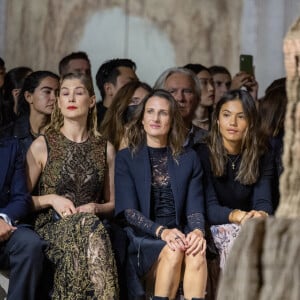 Rosamund Pike et Camille Cottin - Font Row du défilé Dior Collection Femme Prêt-à-porter Printemps/Eté 2023 lors de la Fashion Week de Paris, France, le 27 septembre 2022. © Olivier Borde/Bestimage