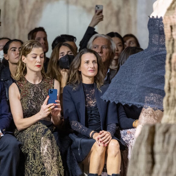 Guest, Rosamund Pike et Camille Cottin - Font Row du défilé Dior Collection Femme Prêt-à-porter Printemps/Eté 2023 lors de la Fashion Week de Paris, France, le 27 septembre 2022. © Olivier Borde/Bestimage