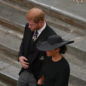 Le prince Harry, duc de Sussex et Meghan Markle, duchesse de Sussex - Service funéraire à l'Abbaye de Westminster pour les funérailles d'Etat de la reine Elizabeth II d'Angleterre. Le sermon est délivré par l'archevêque de Canterbury Justin Welby (chef spirituel de l'Eglise anglicane) au côté du doyen de Westminster David Hoyle. Londres, le 19 septembre 2022. © Gareth Fuller / Bestimage 