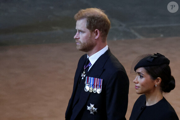 Le prince Harry, duc de Sussex et Meghan Markle, duchesse de Sussex - Intérieur - Procession cérémonielle du cercueil de la reine Elisabeth II du palais de Buckingham à Westminster Hall à Londres, où les Britanniques et les touristes du monde entier pourront lui rendre hommage jusqu'à ses obsèques prévues le 19 septembre 2022. Le 14 septembre 2022. 