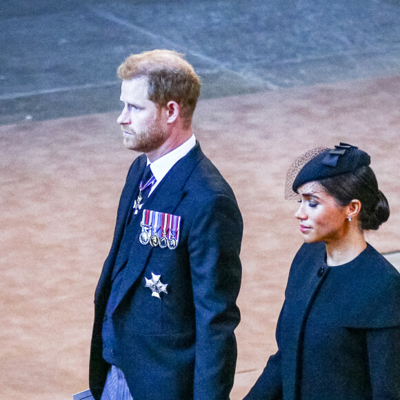 Le prince Harry et Meghan Markle - Procession cérémonielle du cercueil de la reine Elisabeth II du palais de Buckingham à Westminster Hall à Londres le 14 septembre 2022. © Photoshot / Panoramic / Bestimage 