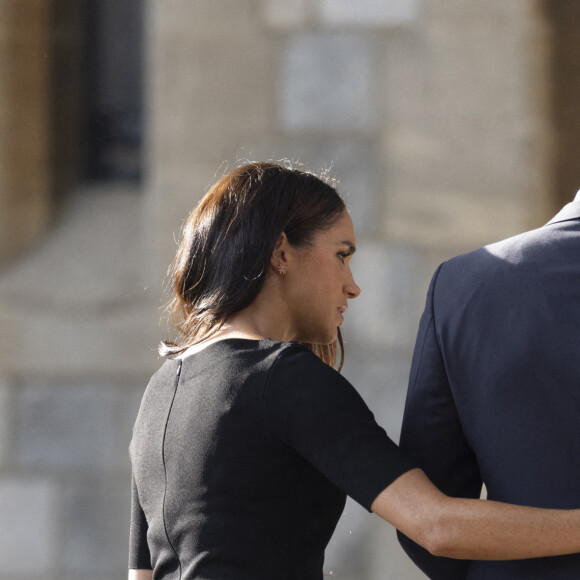 Le prince Harry, duc de Sussex, Meghan Markle, duchesse de Sussex à la rencontre de la foule devant le château de Windsor, suite au décès de la reine Elisabeth II d'Angleterre. Le 10 septembre 2022 