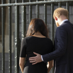 Le prince Harry, duc de Sussex, Meghan Markle, duchesse de Sussex à la rencontre de la foule devant le château de Windsor, suite au décès de la reine Elisabeth II d'Angleterre. Le 10 septembre 2022 