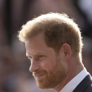 Le prince Harry, duc de Sussex à la rencontre de la foule devant le château de Windsor, suite au décès de la reine Elisabeth II d'Angleterre. Le 10 septembre 2022 