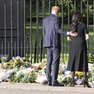 Le prince Harry, duc de Sussex, Meghan Markle, duchesse de Sussex à la rencontre de la foule devant le château de Windsor, suite au décès de la reine Elisabeth II d'Angleterre. Le 10 septembre 2022 