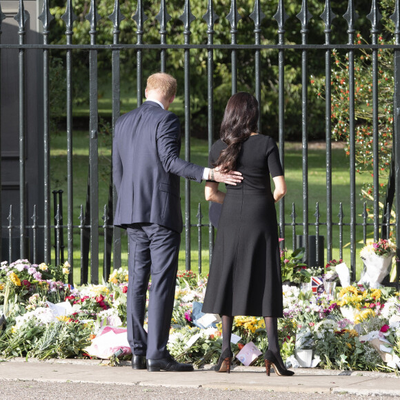 Le prince Harry, duc de Sussex, Meghan Markle, duchesse de Sussex à la rencontre de la foule devant le château de Windsor, suite au décès de la reine Elisabeth II d'Angleterre. Le 10 septembre 2022 