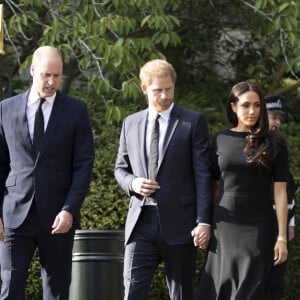 Le prince de Galles William, la princesse de Galles Kate Catherine Middleton, le prince Harry, duc de Sussex, Meghan Markle, duchesse de Sussex devant le château de Windsor, suite au décès de la reine Elisabeth II d'Angleterre. Le 10 septembre 2022