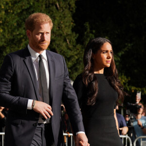 Le prince Harry, duc de Sussex et Meghan Markle, duchesse de Sussex à la rencontre de la foule devant le château de Windsor, suite au décès de la reine Elisabeth II d'Angleterre. Le 10 septembre 2022 