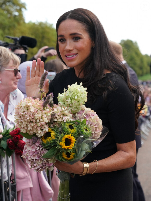 Meghan Markle, duchesse de Sussex à la rencontre de la foule devant le château de Windsor, suite au décès de la reine Elisabeth II d'Angleterre. Le 10 septembre 2022 