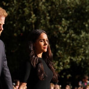 Le prince Harry, duc de Sussex et Meghan Markle, duchesse de Sussex à la rencontre de la foule devant le château de Windsor, suite au décès de la reine Elisabeth II d'Angleterre. Le 10 septembre 2022 