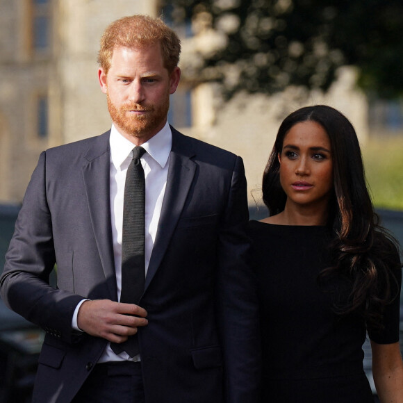 Le prince Harry, duc de Sussex et Meghan Markle, duchesse de Sussex à la rencontre de la foule devant le château de Windsor, suite au décès de la reine Elisabeth II d'Angleterre.