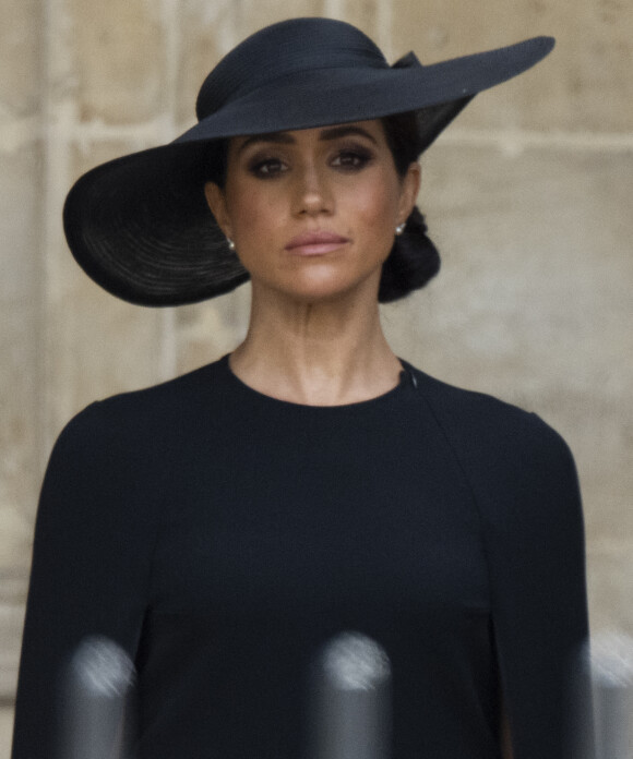 Meghan Markle - Procession du cercueil de la reine Elizabeth II d'Angleterre de Wesminster Hall où il était exposé au public, jusqu'à l'Abbaye de Westminster. Le cercueil est installé sur l'affût du canon, puis tiré par 142 marins de la Royal Navy à l'aide de cordages, dans la plus pure tradition de la monarchie britannique. Cette tradition remonte aux funérailles d'Etat de la reine Victoria en février 1901. Londres, le 19 septembre 2022. 