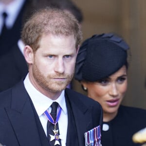 Le prince Harry, duc de Sussex et Meghan Markle, duchesse de Sussex - - Sortie - Procession cérémonielle du cercueil de la reine Elisabeth II du palais de Buckingham à Westminster Hall à Londres, où les Britanniques et les touristes du monde entier pourront lui rendre hommage jusqu'à ses obsèques.