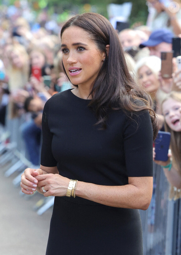 Meghan Markle, duchesse de Sussex à la rencontre de la foule devant le château de Windsor, suite au décès de la reine Elisabeth II d'Angleterre. Le 10 septembre 2022 