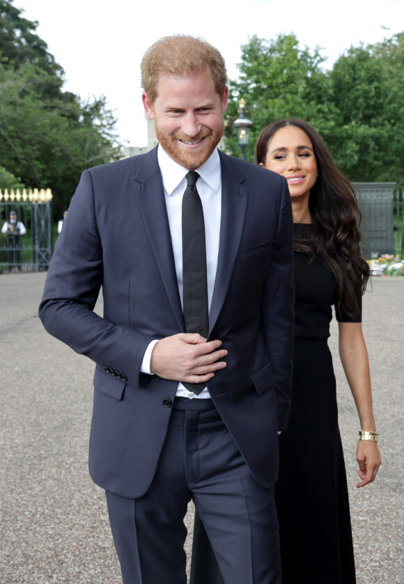 Le prince Harry, duc de Sussex et Meghan Markle, duchesse de Sussex à la rencontre de la foule devant le château de Windsor, suite au décès de la reine Elisabeth II d'Angleterre. Le 10 septembre 2022 