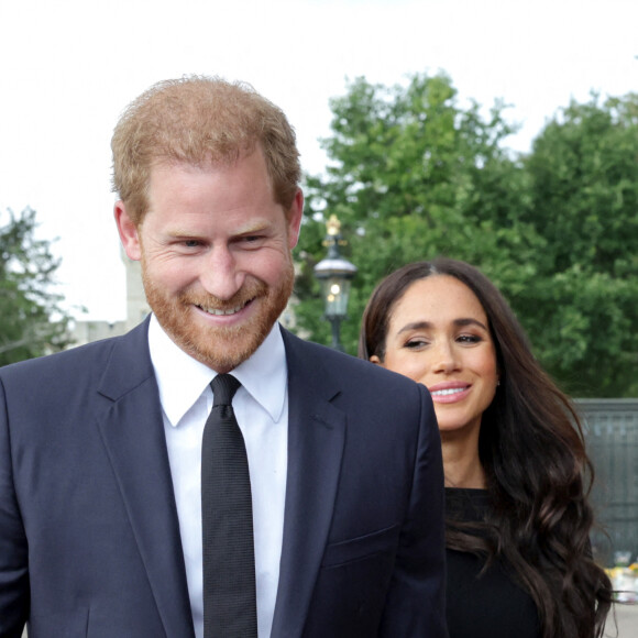 Le prince Harry, duc de Sussex et Meghan Markle, duchesse de Sussex à la rencontre de la foule devant le château de Windsor, suite au décès de la reine Elisabeth II d'Angleterre. Le 10 septembre 2022 