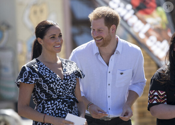 Le prince Harry, duc de Sussex, et Meghan Markle, duchesse de Sussex, entament leur première journée de voyage en Afrique du Sud lors d'une visite à Nyanga au Cap, Afrique du Sud, le 23 septembre 2019. Leur premier rendez-vous en Afrique du Sud est une initiative du Justice Desk de Nyanga. Cette ONG enseigne aux enfants leurs droits et leur sécurité. Elle propose des cours d'auto-défense et une formation à l'autonomie des femmes pour les jeunes filles de la communauté. Le Justice Desk est soutenu par le Queen's Commonwealth Trust dont le duc de Sussex est président et la duchesse vice-présidente. Jusque là, le bureau a aidé environ 35 000 personnes. Le duc et la duchesse ont fait le tour à pied des diverses activités proposées par le Justice Desk. 