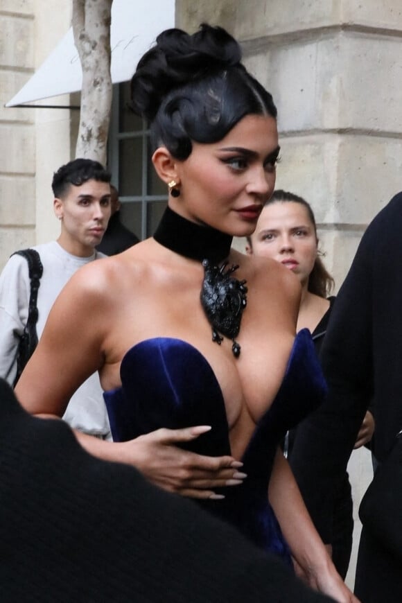 Kylie Jenner arrive au défilé de mode Schiaparelli lors de la Fashion Week de Paris.