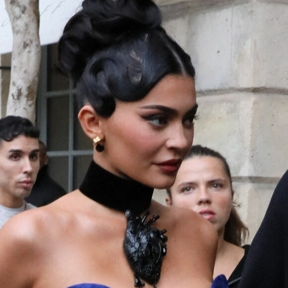 Kylie Jenner arrive au défilé de mode Schiaparelli lors de la Fashion Week de Paris.