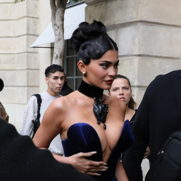 Kylie Jenner arrive au défilé de mode Schiaparelli Collection Femme Prêt-à-porter Printemps/Eté 2023 lors de la Fashion Week de Paris, France, le 29 septembre 2022. 