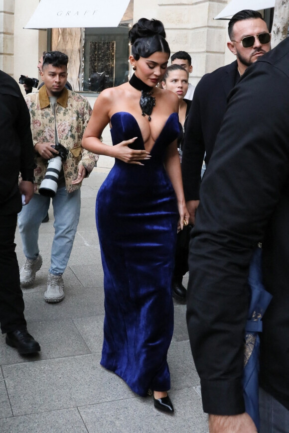 Kylie Jenner arrive au défilé de mode Schiaparelli Collection Femme Prêt-à-porter Printemps/Eté 2023 lors de la Fashion Week de Paris, France, le 29 septembre 2022. 
