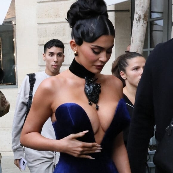 Kylie Jenner arrive au défilé de mode Schiaparelli Collection Femme Prêt-à-porter Printemps/Eté 2023 lors de la Fashion Week de Paris, France, le 29 septembre 2022. 