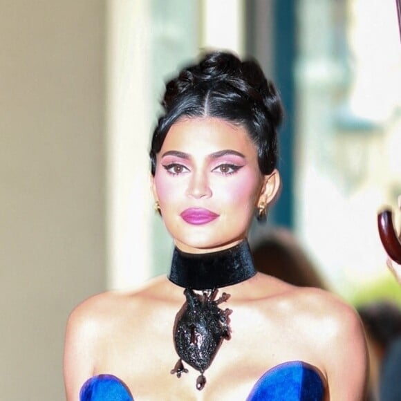 Kylie Jenner arrive au défilé de mode Schiaparelli Collection Femme Prêt-à-porter Printemps/Eté 2023 lors de la Fashion Week de Paris, France, le 29 septembre 2022. 