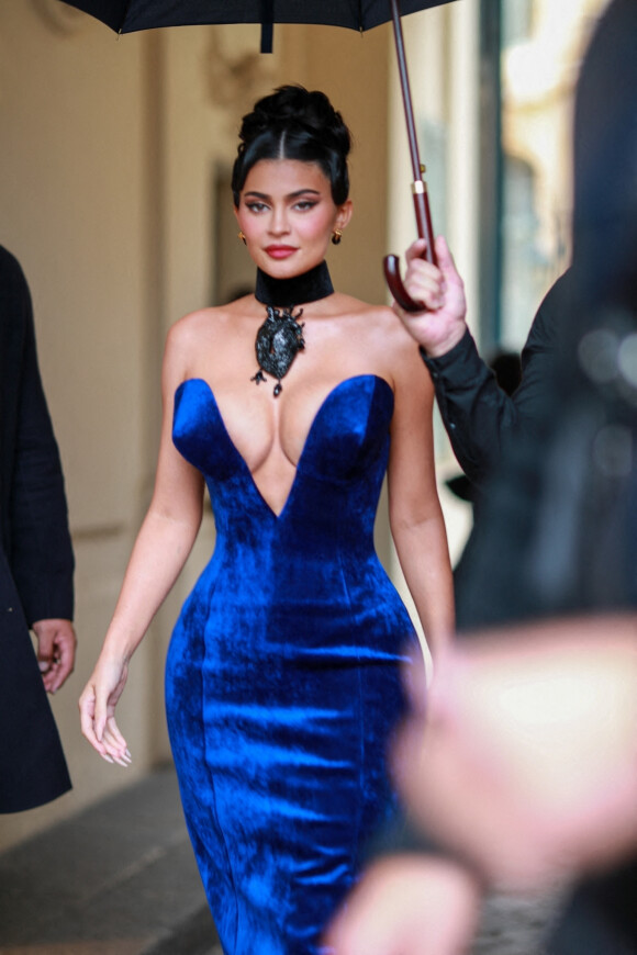 Kylie Jenner arrive au défilé de mode Schiaparelli Collection Femme Prêt-à-porter Printemps/Eté 2023 lors de la Fashion Week de Paris, France, le 29 septembre 2022. 