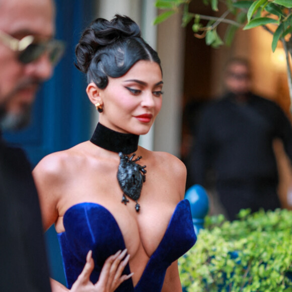 Kylie Jenner arrive au défilé de mode Schiaparelli Collection Femme Prêt-à-porter Printemps/Eté 2023 lors de la Fashion Week de Paris, France, le 29 septembre 2022. 