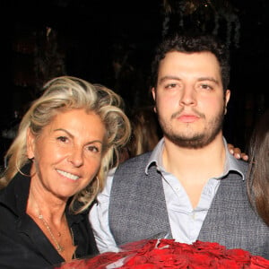 Exclusif - Caroline Margeridon et ses enfants Alexandre et Victoire - Caroline Margeridon fête son 56ème anniversaire au restaurant "Manko" à Paris le 29 septembre 2022. © Philippe Baldini/Bestimage