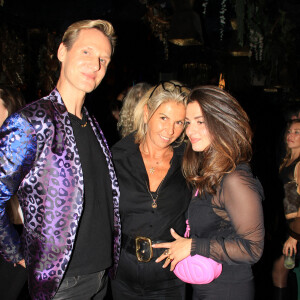 Exclusif - François-Xavier Renou, Caroline Margeridon avec sa fille Victoire - Caroline Margeridon fête son 56ème anniversaire au restaurant "Manko" à Paris le 29 septembre 2022. © Philippe Baldini/Bestimage