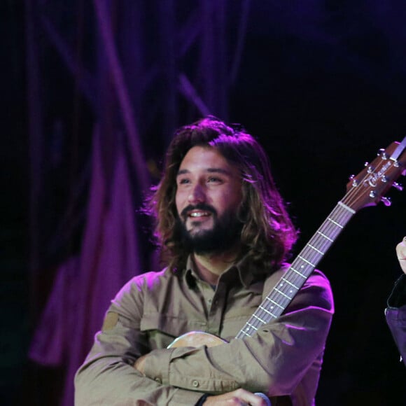 Jérémy Frérot (du groupe Fréro Delavega), Bernard Montiel et Florian Delavega (du groupe Fréro Delavega) - Concert privé MFM Radio Live présenté par Bernard Montiel dans l'enceinte du cirque Médrano à Lyon le 3 novembre 2016.