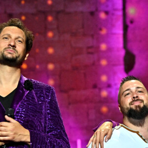 Eric Antoine et Elodie Gossuin avec le gagnant de la seconde émission de télévision "Le Plus Grand Karaoké de France" durant l'enregistrement de la seconde émission de télévision "Le Plus Grand Karaoké de France" dans le théâtre antique d'Orange le 18 mai 2022. © Bruno Bebert / Bestimage.